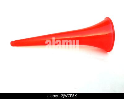 Blank vuvuzela Stadion Kunststoff Horn. Fan vuvuzela Trompete isoliert auf weißem Hintergrund Stockfoto