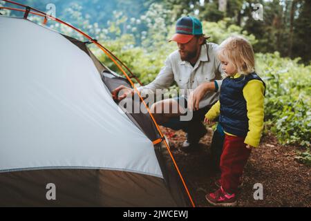 Familie Camping Outdoor-Kind hilft, Zelt Vater und Tochter Reise zusammen Wanderurlaub Abenteuer Lebensstil Stockfoto