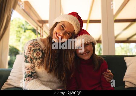 Porträt einer kaukasischen Frau und ihrer Tochter, die gemeinsam zu Hause ist Stockfoto