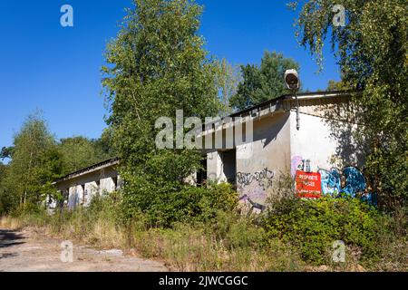 Schild mit verbotener Einfahrt an verlassenen Gebäuden in der Bretagne, Frankreich Stockfoto