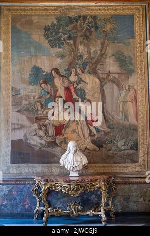 Rom, September 2022 - Kapitolisches Museum, Saal der Wandteppiche, La Vestale Tuccia di Domenico Corvi. Stockfoto
