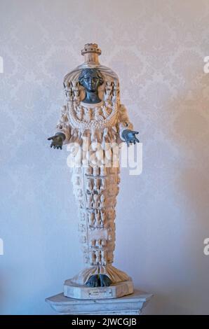 Rom, September 2022 - Kapitolisches Museum, Raum der Adler, Marmor- und Bronzestaute von Diana von Epheus, Diana Efesina Stockfoto