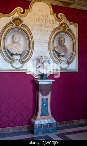 Rom, September 2022 - Kapitolisches Museum, Büste der Medusa von Bernini mit einer Büste des Mannes an den Seiten. Stockfoto