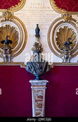 Rom, September 2022 - Kapitolisches Museum, Saal der Gänse, Sala delle Oche, Bronzeskulptur Büste stellt Michelangelo von Daniele Da Volterra dar Stockfoto