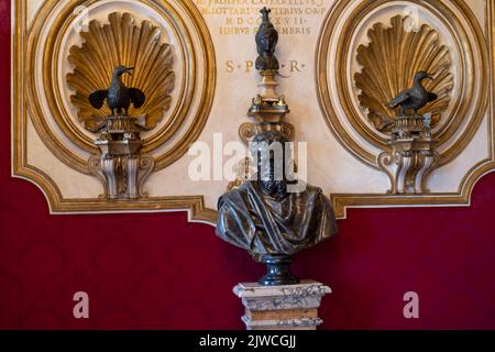 Rom, September 2022 - Kapitolisches Museum, Gänsesaal, Sala delle Oche, Bronzeskulptur Büste stellt Michelangelo von Daniele Da Volterra dar Stockfoto