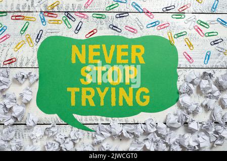 Schild mit der Anzeige Never Stop TryingDo Not Give Up Continue to Try Again Keep on doing. Geschäftsansatz Geben Sie nicht auf Weiter, um erneut zu versuchen Keep on Stockfoto
