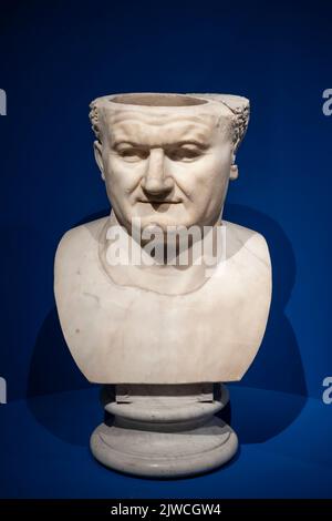 Rom, Italien - Kapitolinische Museen, Porträt von Kaiser Vespasian, innen ausgehöhlt und als Becken wiederverwendet, um 80AD Stockfoto