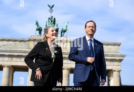 Berlin, Deutschland. 05. September 2022. Izchak Herzog, Präsident Israels, und seine Frau Michal Herzog gehen durch das Brandenburger Tor und über den Pariser Platz. Der israelische Präsident und seine Frau sind für einen dreitägigen Staatsbesuch in Deutschland. Quelle: Bernd von Jutrczenka/dpa/Alamy Live News Stockfoto