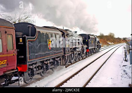 Schwarze 5s 44871 und 45407 stürmen durch Langwathby, Cumbria, und siedeln sich an der Carlisle Railway, England Stockfoto