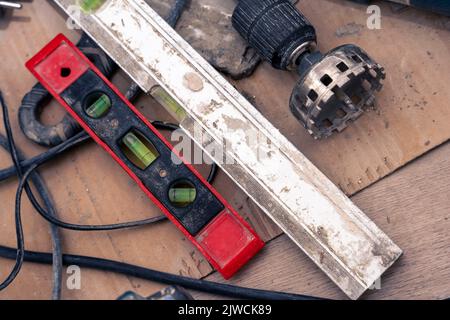 Nahaufnahme einer auf einem Keramikfliesenboden liegenden Blasenkonstruktion Stockfoto