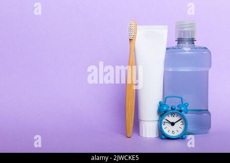 Mundspülung und andere Mundhygiene-Produkte auf farbiger Tischansicht mit Kopierfläche. Flach liegend. Zahnhygiene. Mundpflegeprodukte und Platz für Text o Stockfoto