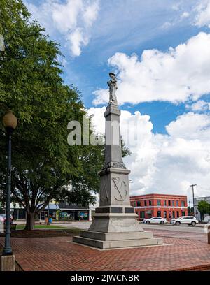 Troy, Alabama, USA - 3. September 2022: Das Confederate Monument (Comrades Confederate Monument) wurde 1908 auf dem Stadtplatz von Troy errichtet. Diese Denkmäler sind Stockfoto