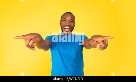 Aufgeregt Black Guy Zeigefinger Wahl Sie Über Gelber Hintergrund Stockfoto