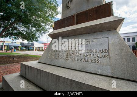 Troy, Alabama, USA - 3. September 2022: Nahaufnahme der Inschrift auf dem Confederate Monument (Comrades Confederate Monument), die 1908 in Troy' Stockfoto