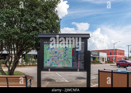 Troy, Alabama, USA - 3. September 2022: Karte der Innenstadt von Troy auf dem Marktplatz im historischen Viertel von Troy. Stockfoto