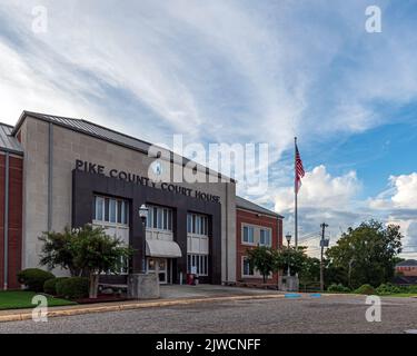 Troy, Alabama, USA - 3. September 2022: Abgewinkelte Ansicht des Vordereingangs zum Pike County Courthouse mit negativem Platz. Dieses Gebäude wurde 1952 erbaut Stockfoto