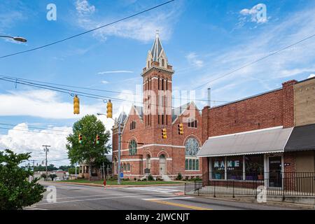 Troy, Alabama, USA - 3. September 2022: Ansicht der historischen First United Methodist Church von der North Three Notch Street. Erstmals organisiert im Jahr 1843, die aktuelle Stockfoto