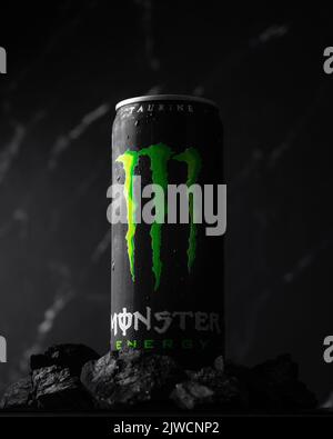 West Bangal, Indien - September 05, 2022 : Black Monster Energy Drink kann Stock Bild. Stockfoto