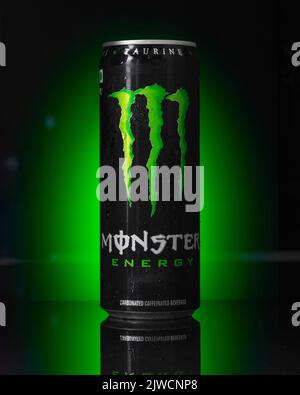 West Bangal, Indien - September 05, 2022 : Black Monster Energy Drink kann Stock Bild. Stockfoto