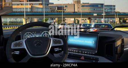 Blick hinter das Lenkrad auf das Cockpit eines neuen elektrischen Mercedes-E-ACTROS Stockfoto