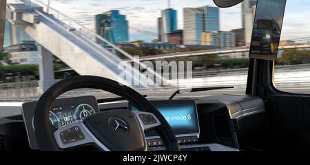 Blick hinter das Lenkrad auf das Cockpit eines neuen elektrischen Mercedes-E-ACTROS Stockfoto