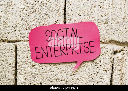 Textunterschrift: Social EnterpriseBusiness, das auf sozial verantwortliche Weise Geld verdient. Geschäftskonzept Geschäft, das Geld in einem verdient Stockfoto