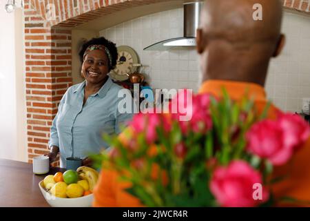 Ein älteres afroamerikanisches Paar, das zusammen Zeit zu Hause verbringt Stockfoto