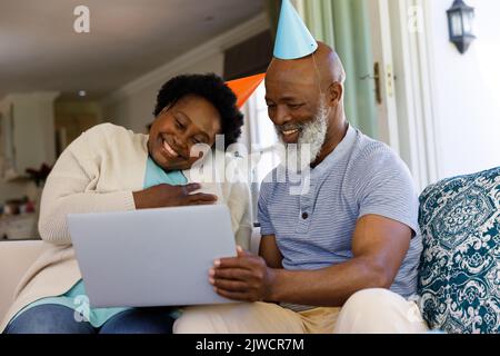 Ein älteres afroamerikanisches Paar, das zusammen Zeit zu Hause verbringt Stockfoto