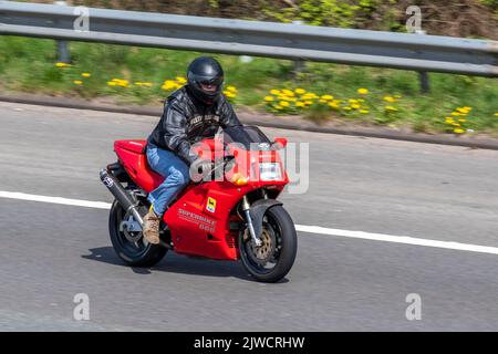 Red DUCATI SUPERBIKE 888 Motorrad, Sportbike Fahrer, unterwegs auf der Autobahn M6 UK Stockfoto