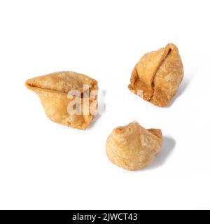 Samsa oder Samosas auf weißem Hintergrund. Ein traditionelles indisches Essen. Stockfoto