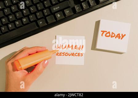 Schild mit Human Resources die Menschen, die die Belegschaft einer Organisation bilden. Unternehmensübersicht die Anzeige, aus der die Belegschaft eines s hervorgeht Stockfoto