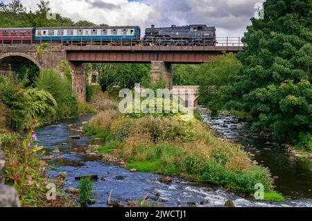 Ex British Railways Standard-Tankmotor der Klasse 2-6-4 4MT 80097 in Richtung Summerseat auf der East Lancashire Railway. Stockfoto