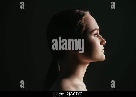 Gesichtskonturierung ästhetische Kosmetologie Frau schwarz Stockfoto