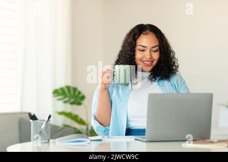 Schwarz Weiblich Mit Laptop Trinken Kaffee Arbeiten Online Im Büro Stockfoto