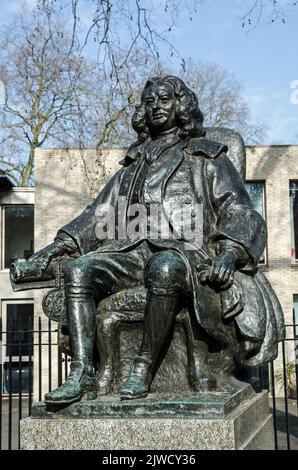 Denkmal-Statue des Kinderschutzpioniers Thomas Coram vor der Stiftung begann er am Brunswick Square, Bloomsbury, Central London. Der Geor Stockfoto