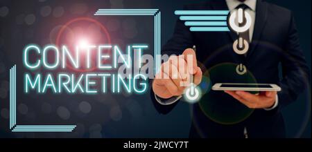 Handschriftlicher Text Content MarketingInvolves die Erstellung und Weitergabe von Online-Material. Word written on beinhaltet die Erstellung und den Austausch von Online Stockfoto