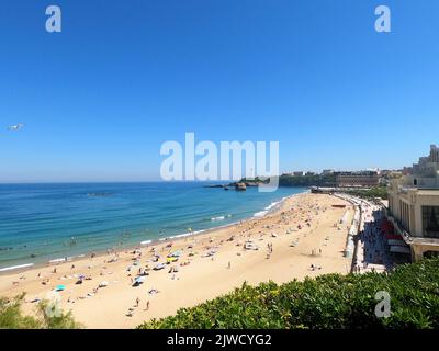 Biarritz, Atlantique Pyrenees. Frankreich: 11. Juli 2022: La grande Plage und seine berühmte Promenade in Biarritz, Urlaub im Südosten Frankreichs. Stockfoto