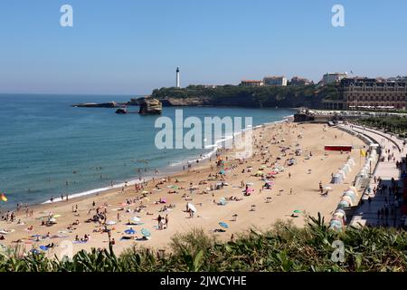 Biarritz, Atlantique Pyrenees. Frankreich: 11. Juli 2022: La grande Plage und seine berühmte Promenade in Biarritz, Urlaub im Südosten Frankreichs. Stockfoto