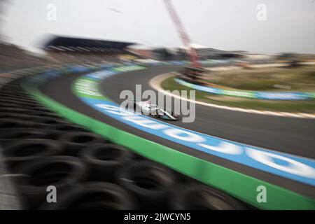 ZANDVOORT - George Russell (63) fährt den Mercedes W13 während des Großen Preises der Niederlande F1 auf dem Circuit Zandvoort am 4. September 2022 in Zandvoort, Niederlande. KOEN VAN WEEL Stockfoto
