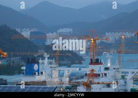 5. September 2022, GEOJE, GYEONGNAM, SÜDKOREA: 5. September 2022-Geoje, Südkorea-General in der Nähe von Daewoo Shipbuilding and Marine Engineering Yard in Geoje, Südkorea. Der Super-Taifun Hinnamnor näherte sich Südkorea am Montag, zwang die Annullierung von Hunderten von Flügen und veranlasste die Schulen, zu Fernunterricht zu wechseln, während die gesamte Nation auf Hochalarm für den stärksten Sturm, der jemals das Land treffen konnte, einging. (Bild: © Ryu Seung-Il/ZUMA Press Wire) Stockfoto