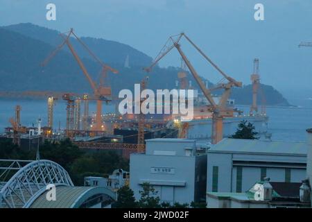 5. September 2022, GEOJE, GYEONGNAM, SÜDKOREA: 5. September 2022-Geoje, Südkorea-General in der Nähe von Daewoo Shipbuilding and Marine Engineering Yard in Geoje, Südkorea. Der Super-Taifun Hinnamnor näherte sich Südkorea am Montag, zwang die Annullierung von Hunderten von Flügen und veranlasste die Schulen, zu Fernunterricht zu wechseln, während die gesamte Nation auf Hochalarm für den stärksten Sturm, der jemals das Land treffen konnte, einging. (Bild: © Ryu Seung-Il/ZUMA Press Wire) Stockfoto