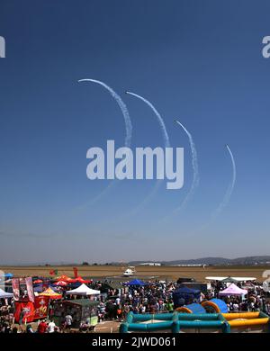 (220905) -- JOHANNESBURG, 5. September 2022 (Xinhua) -- Flugzeuge treten während der Rand Airshow in Johannesburg, Südafrika, am 4. September 2022 auf. (Xinhua/Zhang Yudong) Stockfoto