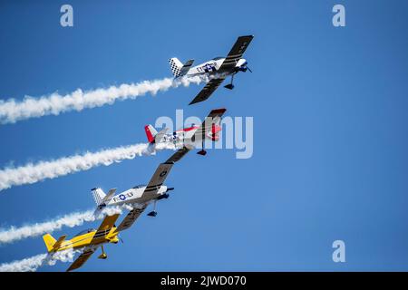 (220905) -- JOHANNESBURG, 5. September 2022 (Xinhua) -- Flugzeuge treten während der Rand Airshow in Johannesburg, Südafrika, am 4. September 2022 auf. (Xinhua/Zhang Yudong) Stockfoto