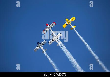 (220905) -- JOHANNESBURG, 5. September 2022 (Xinhua) -- Flugzeuge treten während der Rand Airshow in Johannesburg, Südafrika, am 4. September 2022 auf. (Xinhua/Zhang Yudong) Stockfoto