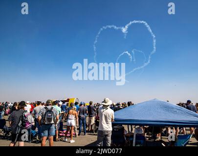 (220905) -- JOHANNESBURG, 5. September 2022 (Xinhua) -- Flugzeuge treten während der Rand Airshow in Johannesburg, Südafrika, am 4. September 2022 auf. (Xinhua/Zhang Yudong) Stockfoto