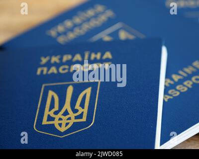 Ukrainischer biometrischer Reisepass-id, um das Europa ohne Visum auf dem Tisch zu reisen. Inschrift in Ukrainisch 'Ukraine Pass' Stockfoto