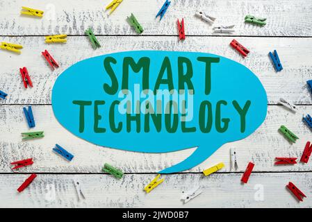 Textüberschrift mit Smart TechnologyGadgets oder Geräten, die über einen integrierten Computer oder Chip verfügen. Business Concept-Gadgets oder -Geräte mit integriertem Stockfoto