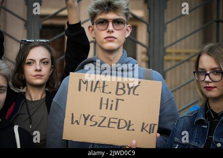 Etwa hundert Studenten protestieren am 04. September 2022 vor dem Bildungsministerium in Warschau, Polen. In diesem Jahr haben Gymnasien in Polen Stockfoto