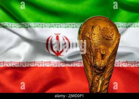 Doha, Katar - 4. September 2022: FIFA-WM-Trophäe vor dem Hintergrund der iranischen Flagge. Stockfoto