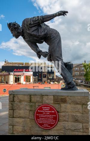 Statue von Frederick 'Freddie' Sewards Trueman OBE, Cricketer, Skipton, North Yorkshire, Großbritannien Stockfoto